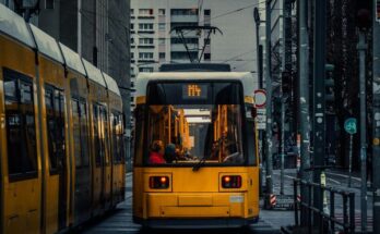 Berlin Autobahn A100 Ausbau Fertigstellung 2025 bei Sonnenuntergang