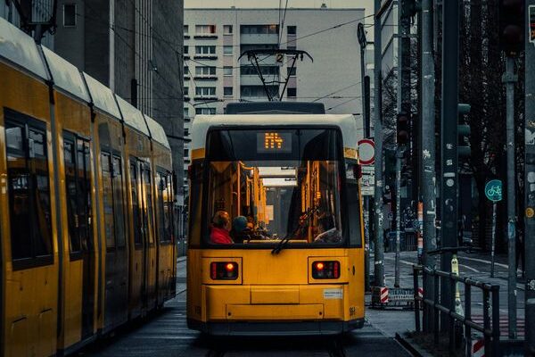 Berlin Autobahn A100 Ausbau Fertigstellung 2025 bei Sonnenuntergang