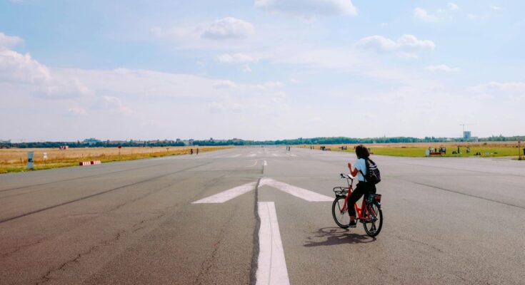 Berlin Tempelhof-Schöneberg Luftaufnahme mit historischem Tempelhof-Gebäude im Zentrum.