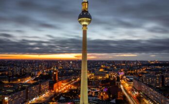 Fernsehturm Berlin bei Tag mit klarem Himmel im Hintergrund.