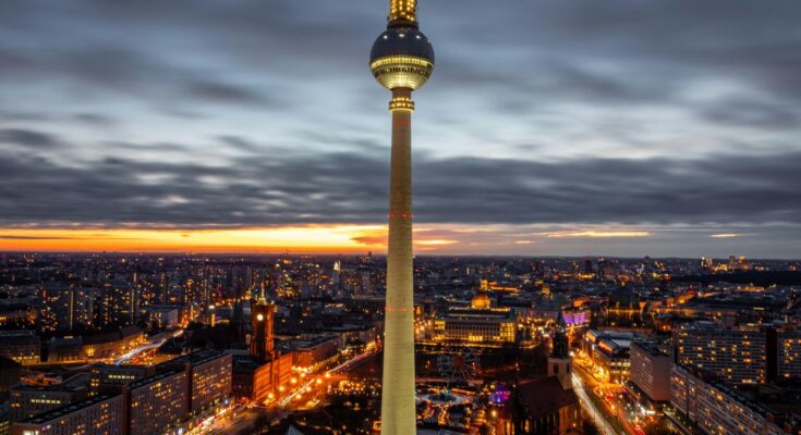 Fernsehturm Berlin bei Tag mit klarem Himmel im Hintergrund.