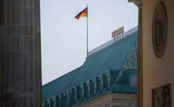 Brunnen im Hotel Adlon Berlin vor historischer Fassade