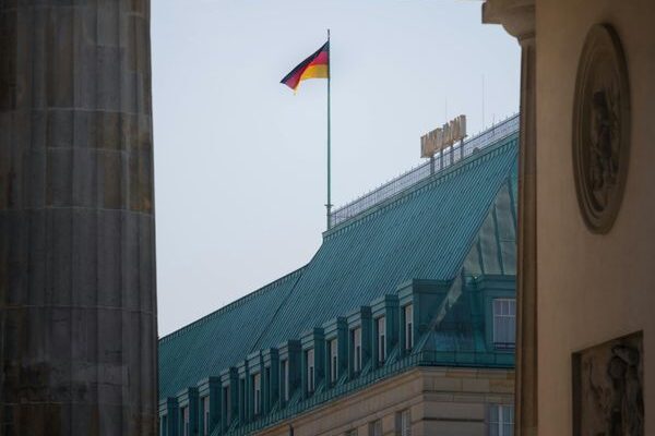 Brunnen im Hotel Adlon Berlin vor historischer Fassade