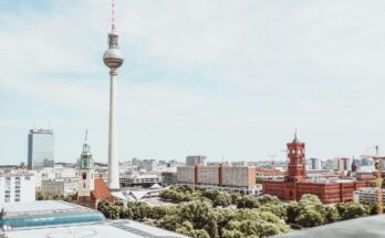 Haus des Geldes Berlin Schauspieler vor ikonischer Kulisse in Berlin.