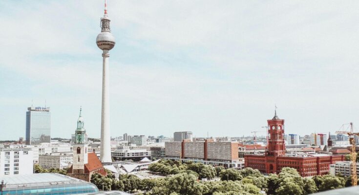 Haus des Geldes Berlin Schauspieler vor ikonischer Kulisse in Berlin.