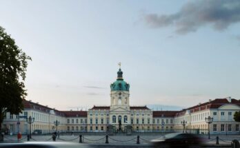 Charlottenburg Palace in Berlin Charlottenburg-Wilmersdorf bei Sonnenuntergang.