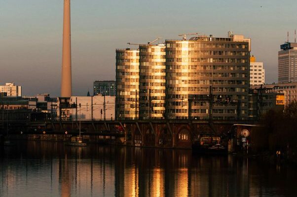 Berlin Skyline mit 11 Ideen für Dates in Berlin im Hintergrund